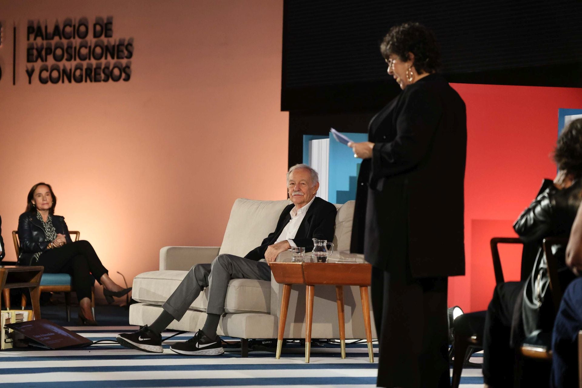 Encuentro de Eduardo Mendoza con lectores de los clubes de lectura