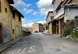 Una de las calles en El Entrego donde se reparará el pavimento