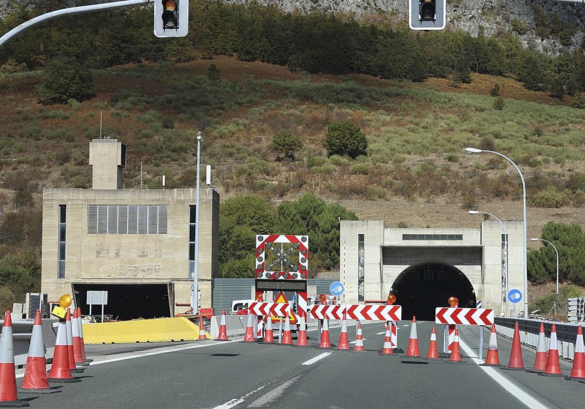 Obras a la entrada del túnel del Negrón, en la autopista del Huerna.