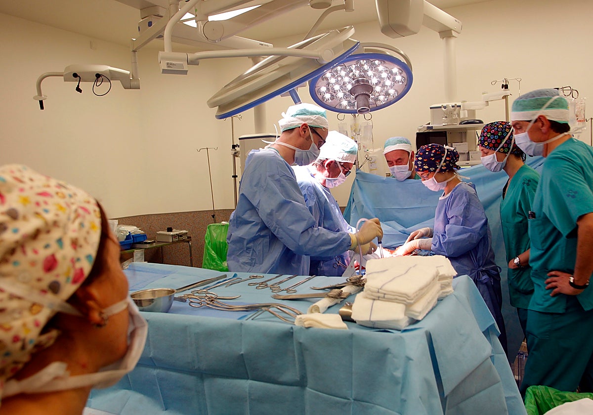 Un equipo médico realiza una operación en el HUCA.