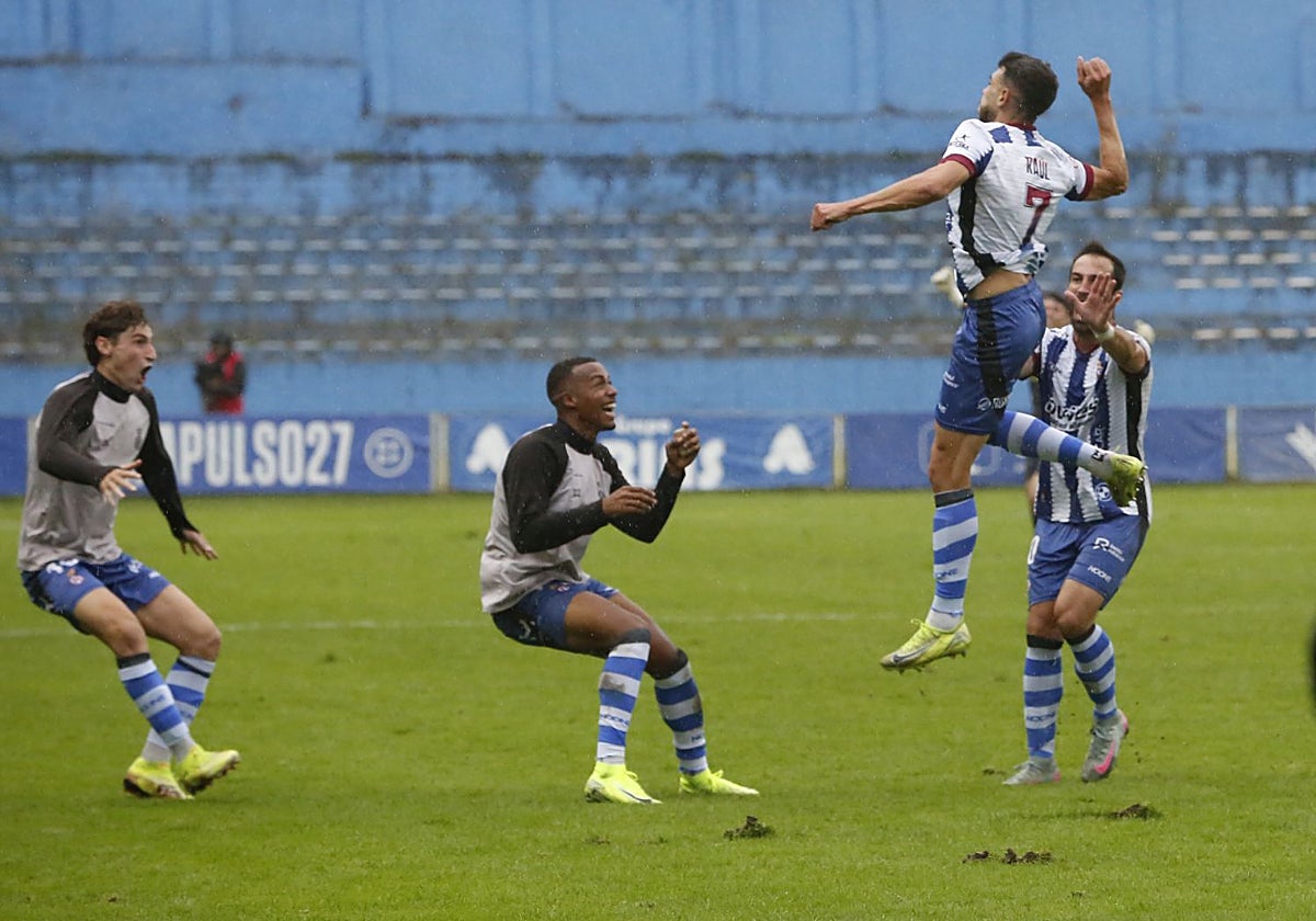 Raúl Hernández celebra su gol al Talavera con Campabadal, Quicala y Javi Cueto.