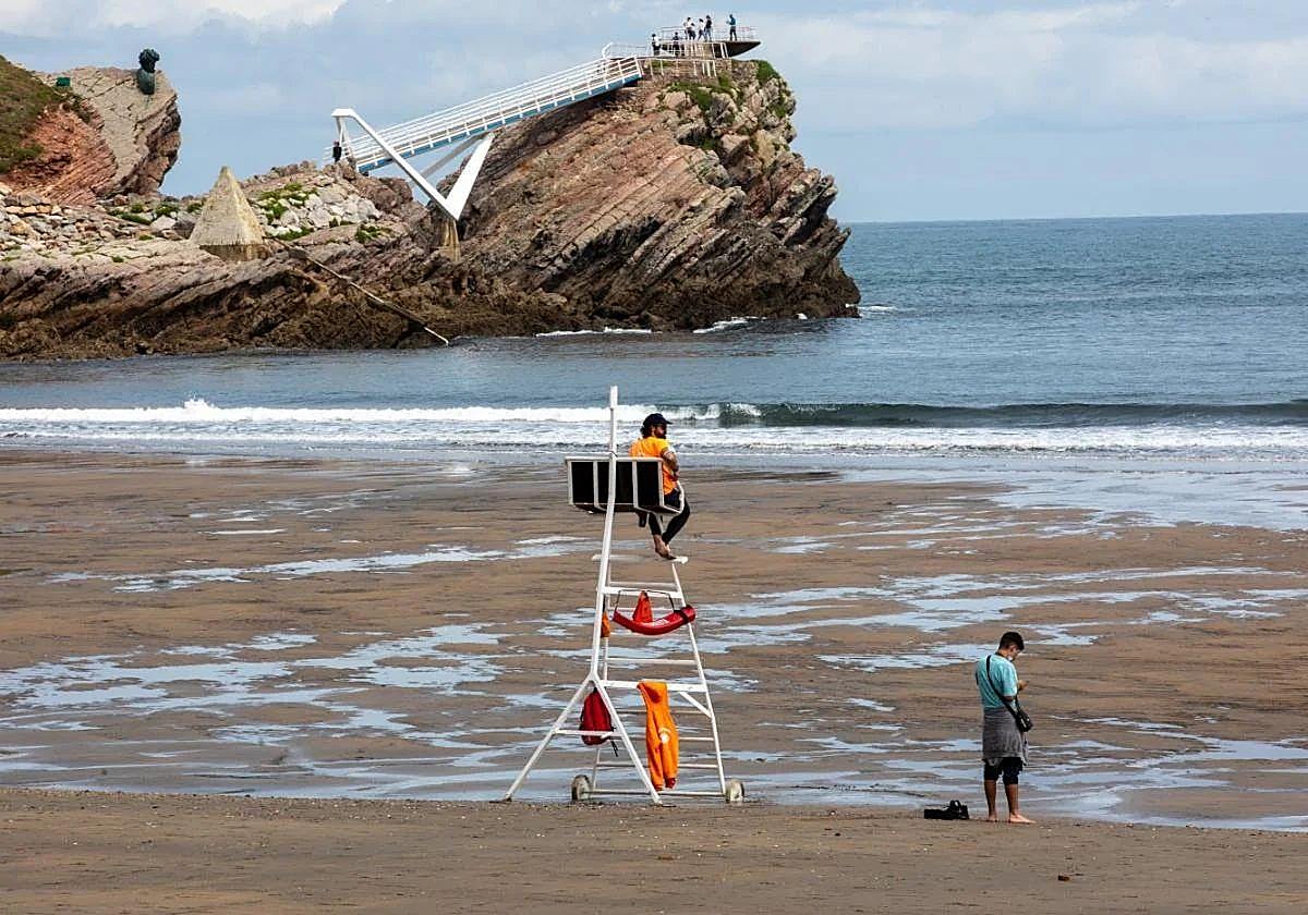 Un socorrista en la playa de Salinas.