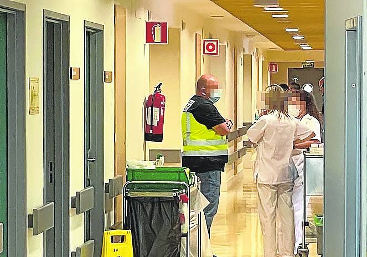 Un agente de la Policía Nacional en el hospital del Valle del Nalón tras el homicidio de un hombre de 90 años en una de las habitaciones.