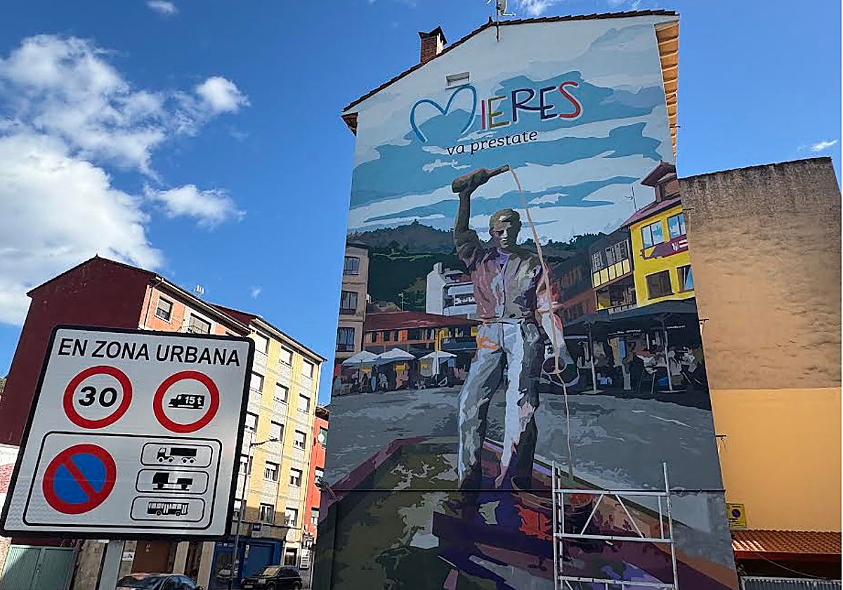 El gran mural a la entrada de Mieres promocionando la plaza de Requejo