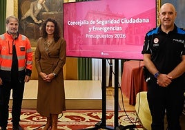 Javier Álvarez Villazón, jefe del Servicio de Bomberos, Nuria Bravo, concejala de Seguridad Ciudadana y Emergencias, y Arturo Artime, jefe de la Policía Local, este martes, en el Salón de Recepciones del Ayuntamiento de Gijón.