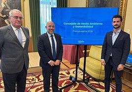 José Ramón García Cañal, presidente de Emulsa; Rodrigo Pintueles, concejal de Medio Ambiente, y Alejandro Navazas, director general de Medio Ambiente, este martes, en el Salón de Recepciones del Ayuntamiento de Gijón.
