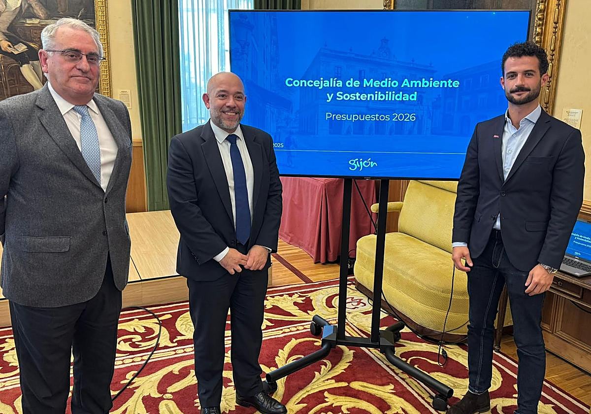 José Ramón García Cañal, presidente de Emulsa; Rodrigo Pintueles, concejal de Medio Ambiente, y Alejandro Navazas, director general de Medio Ambiente, este martes, en el Salón de Recepciones del Ayuntamiento de Gijón.