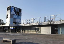 Las charangas de Gijón decidirán hoy si aceptan la oferta de ensayar en el recinto ferial Luis Adaro