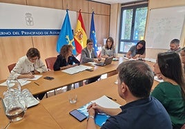 La consejera y su equipo, reunidos con los representantes sindicales.