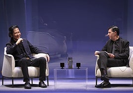 El filósofo Byung-Chul Han, Premio Princesa de Comunicación y Humanidades, junto al también filósofo Eduardo Infante.