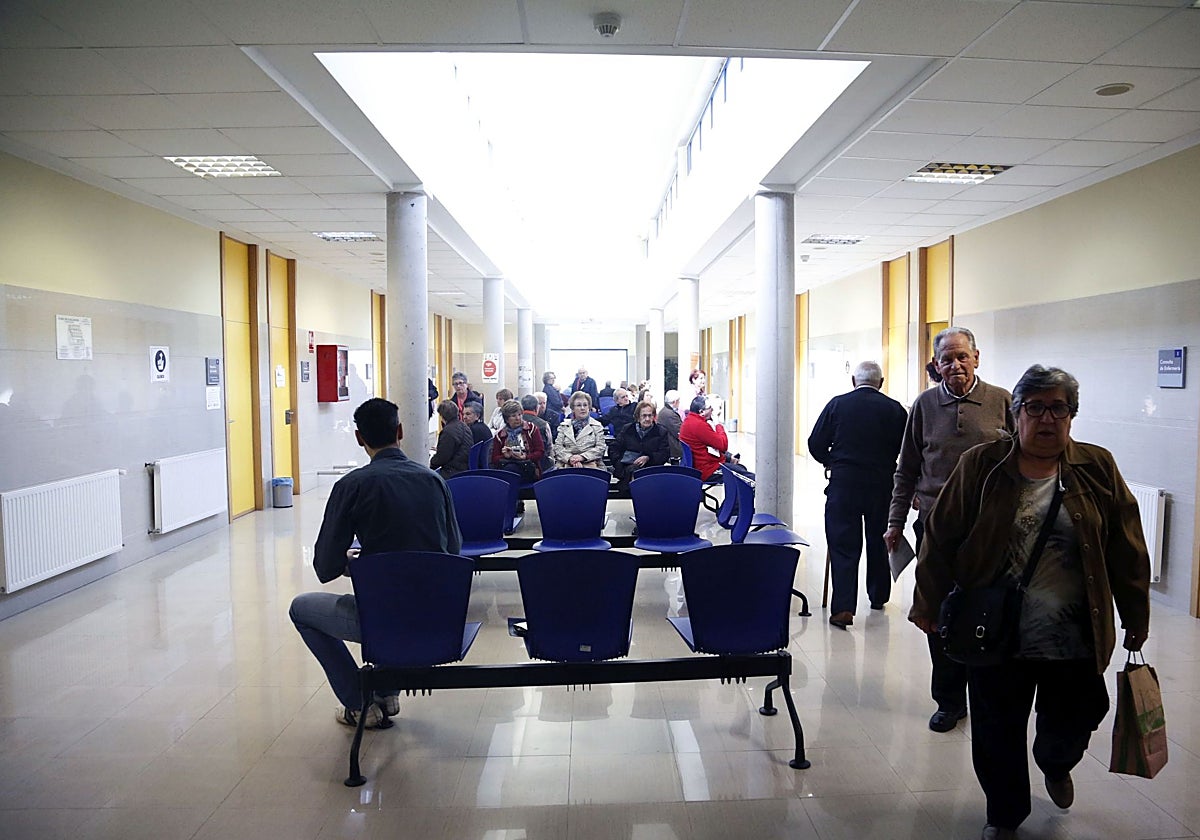 Interior del centro de salud de Lugones.