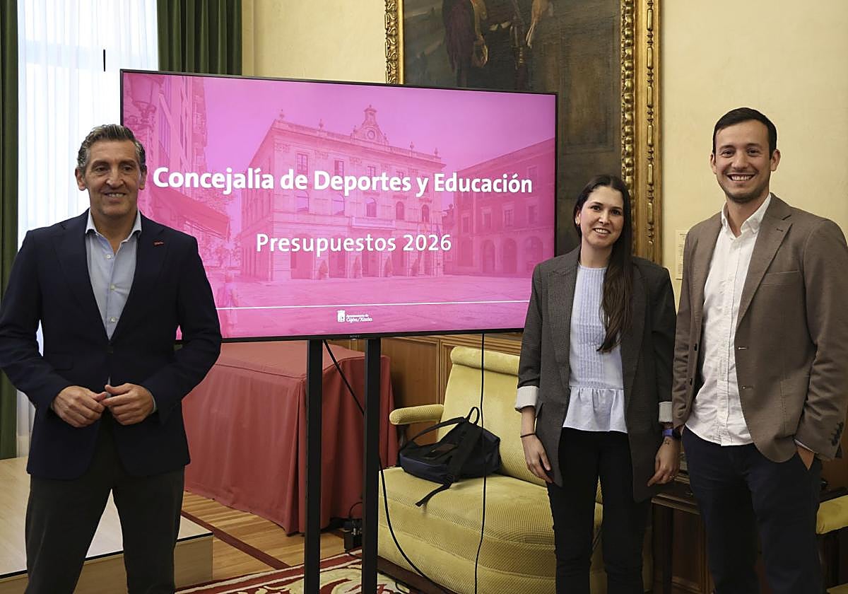 Jorge Pañeda, concejal de Deportes; Cristina Vallín, técnica de gestión de Educación, y Pablo Blanco, director del Patronato Deportivo Municipal, este martes, en el Salón de Recepciones del Ayuntamiento de Gijón.