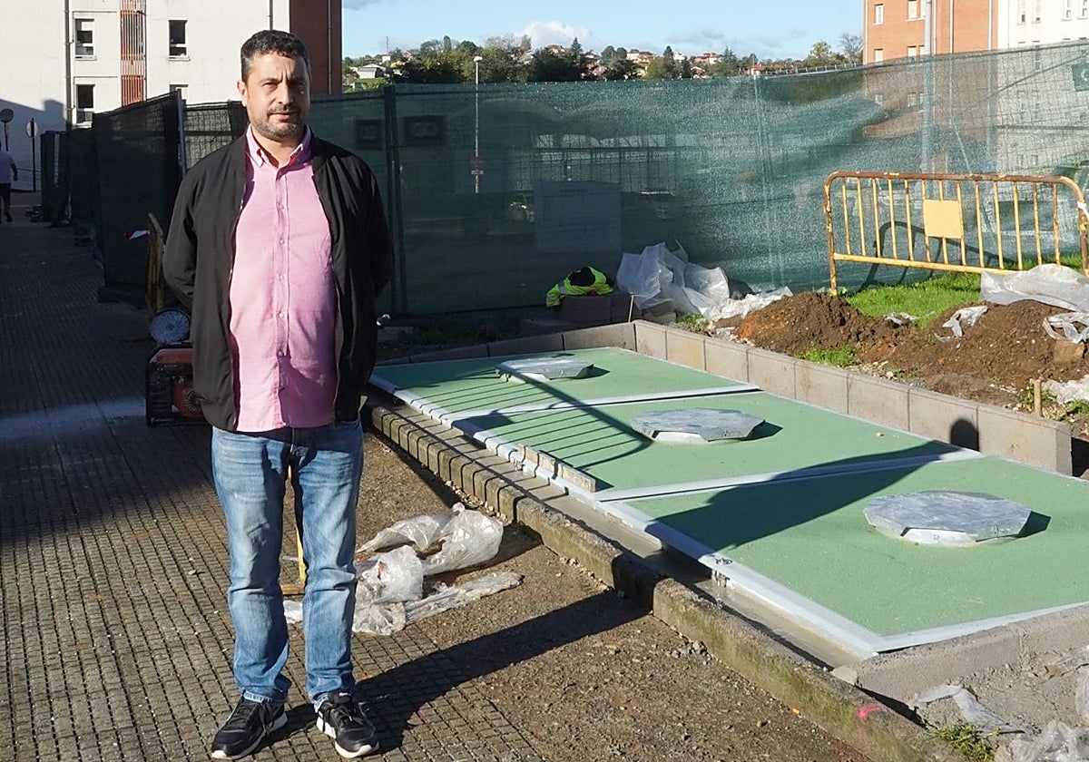 El edil Javier Rodríguez, en la obra de los contenedores soterrados de La Pola.