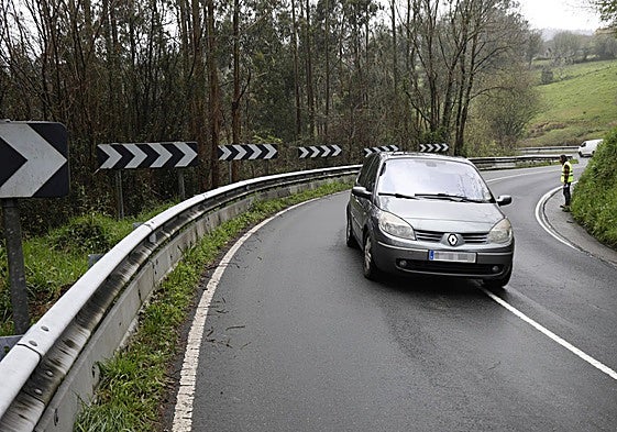 Un turismo sobrepasando la línea continua en una de las curvas, el pasado marzo, un día después de que en ese lugar ocurriera una colisión mortal.