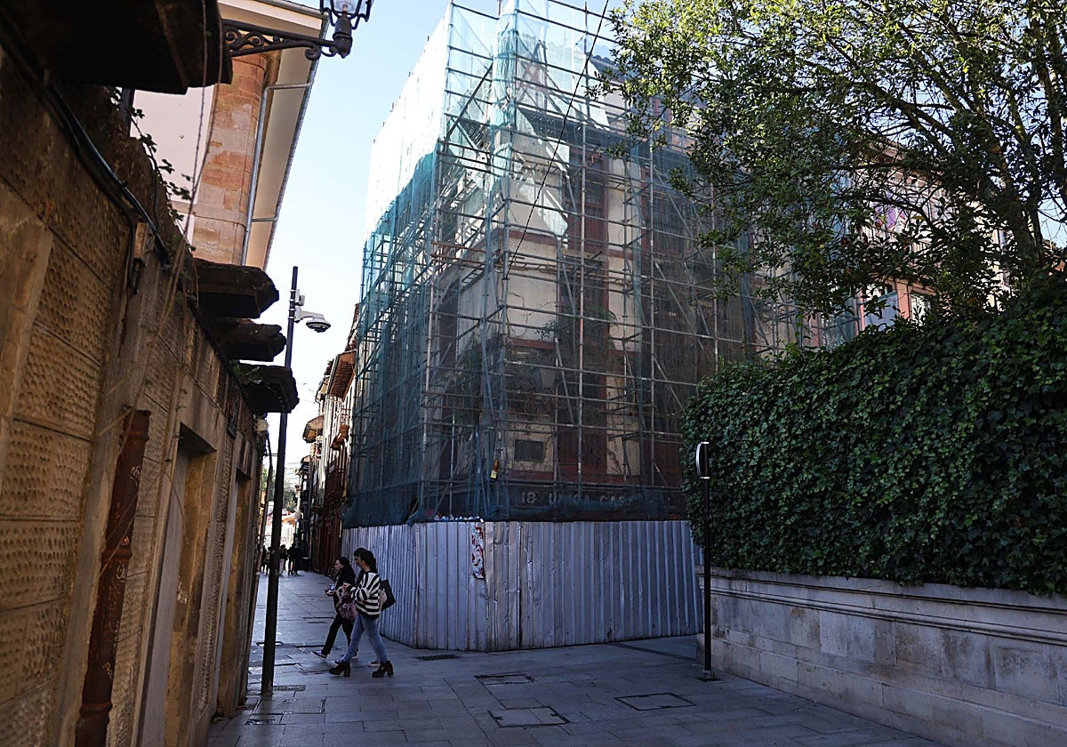 El edificio andamiado en el número 18 de la calle San Antonio.
