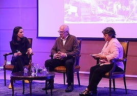 Antonio Saborit, en el centro, junto a Renata Ribeiro dos Santos (izquierda) y Margarita Fernández Mier (derecha).