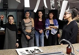 Graciela Iturbide observa las fotografías hechas por los estudiantes de la Escuela de Artes de Oviedo.