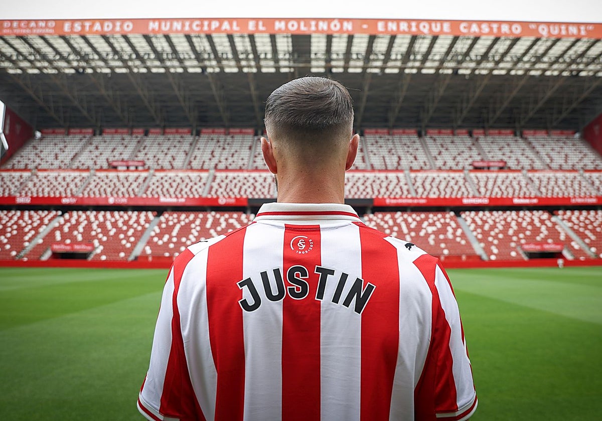 Justin Smith, durante su presentación en el verano como nuevo jugador del Sporting de Gijón, posando de espaldas en El Molinón.