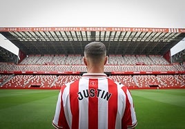 Justin Smith, durante su presentación en el verano como nuevo jugador del Sporting de Gijón, posando de espaldas en El Molinón.