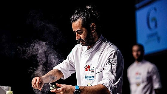 El chef del Yanik Barra Mercado de Avilés, Mariano Mier, en el concurso de pinchos de Valladolid
