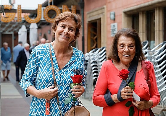 Pilar González del Valle y García junto a la alcaldesa de Gijón, Carmen Moriyón, este pasado mes de agosto.