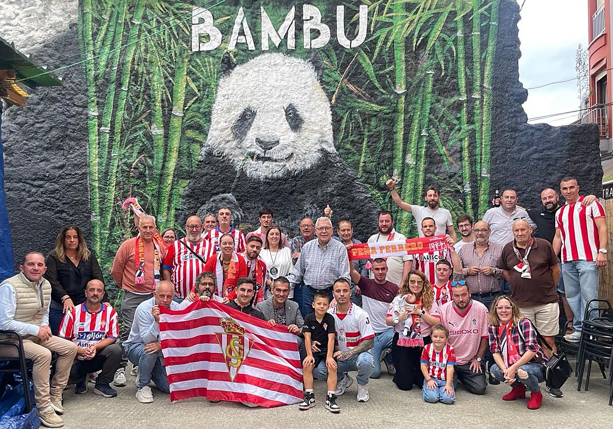 Integrantes de la Peña Ferrero, de Grado, durante la celebración, con la leyenda rojiblanca en el centro.