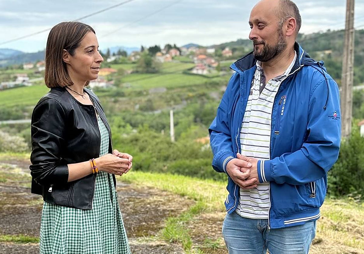 La edil de Podemos, Silvia Tárano, con el portavoz de la formación, Gustavo Forcelledo.