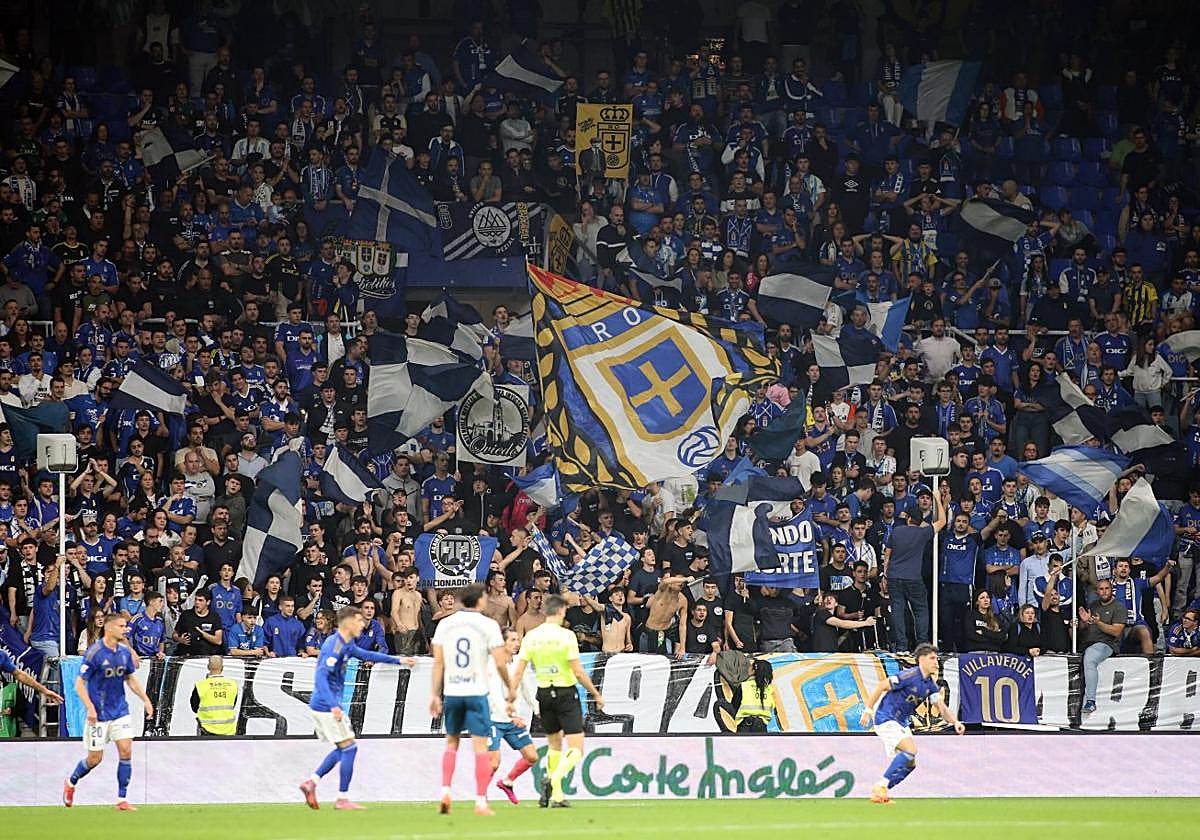 La grada de animación, durante el partido del Real Oviedo ante el Espanyol.