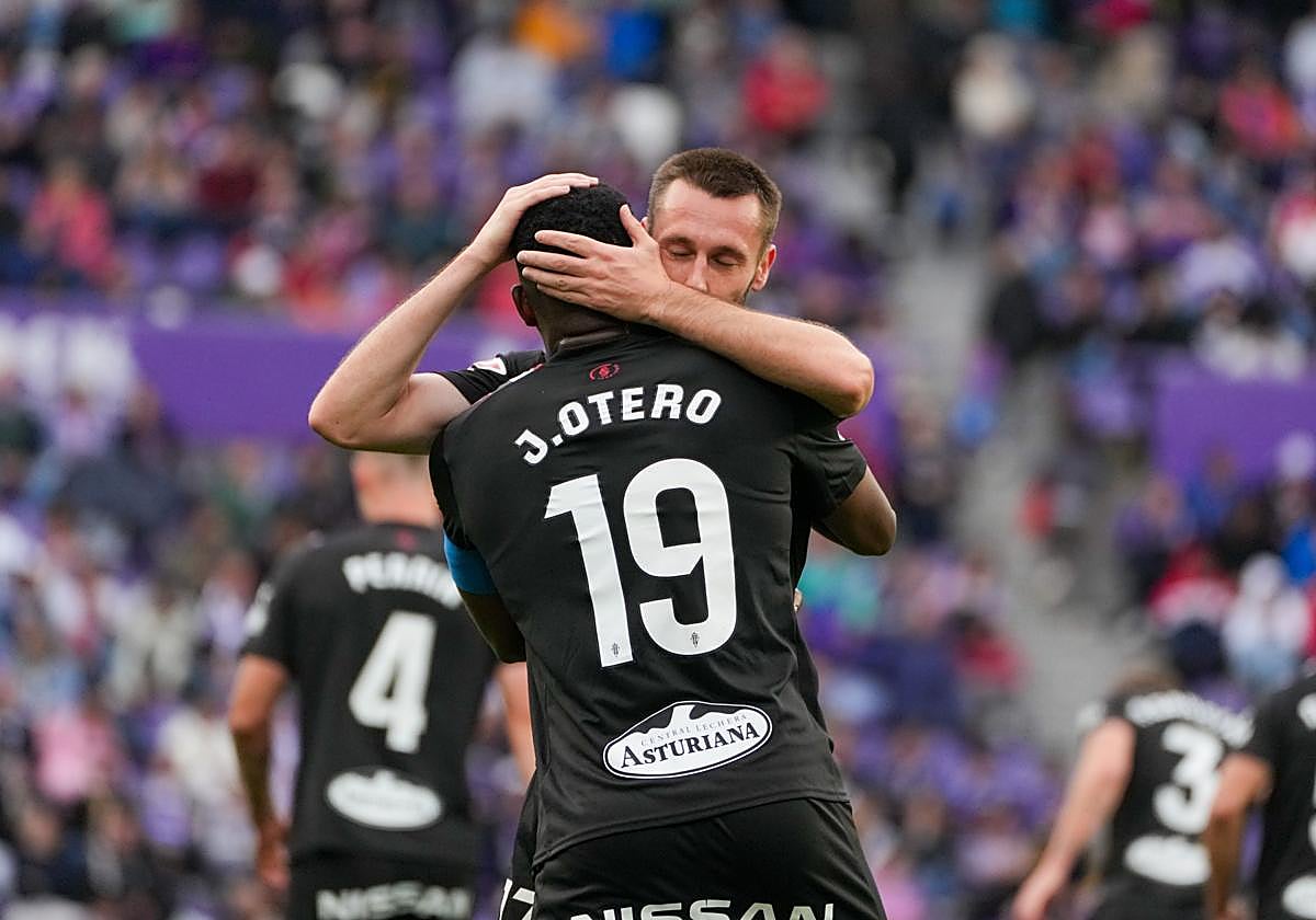 Juan Otero y Dubasin, autores el domingo de los tres goles del Sporting de Gijón en Zorrilla, abrazándose tras uno de los tantos.