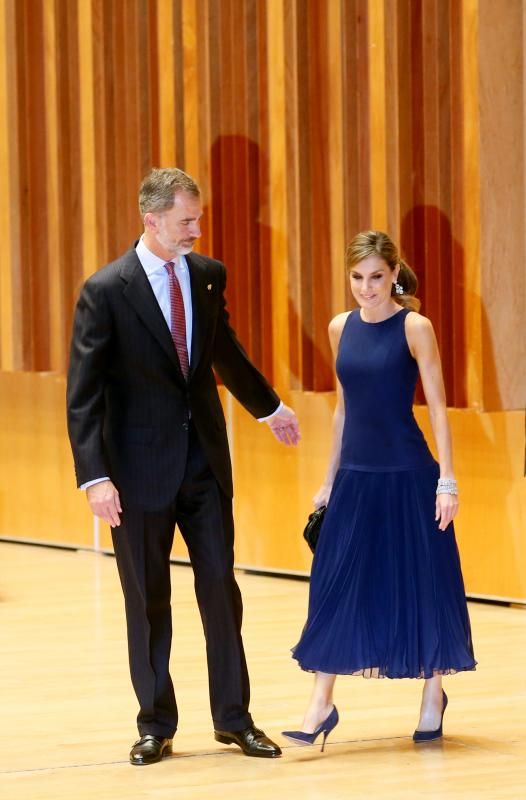 En 2017, la Reina apostó por su diseñador de cabecera: Felipe Varela. Como calzado, salones de ante de Magrit a juego con el tono del vestido. También optó por llevar las pulseras gemelas de Cartier, dos brazaletes de diamantes iguales que pertenecieron a la reina Victoria Eugenia y que figuran entre las llamadas 'joyas de pasar'. Además, complementó su look con unos pendientes con topacios naturales de Yanes.