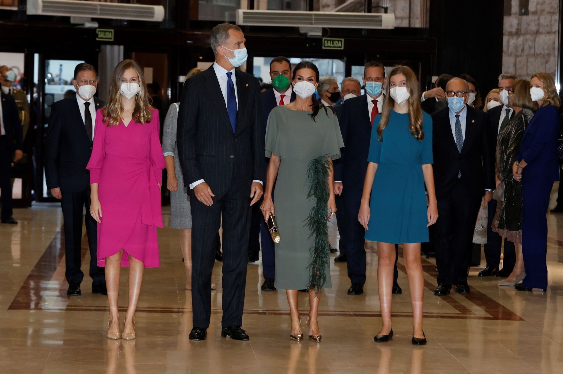 En 2021, todavía con mascarilla tras la cancelación de los Premios Princesa en 2020 por la pandemia, doña Letizia estrenó un vestido verde oliva con plumas en un lateral que enmarcaban su silueta. Un cómodo y vaporoso modelo que acompañó de salones y bolso dorados de Magrit y que sigue siendo todo un misterio, porque aún no sabemos quién lo firmaba.