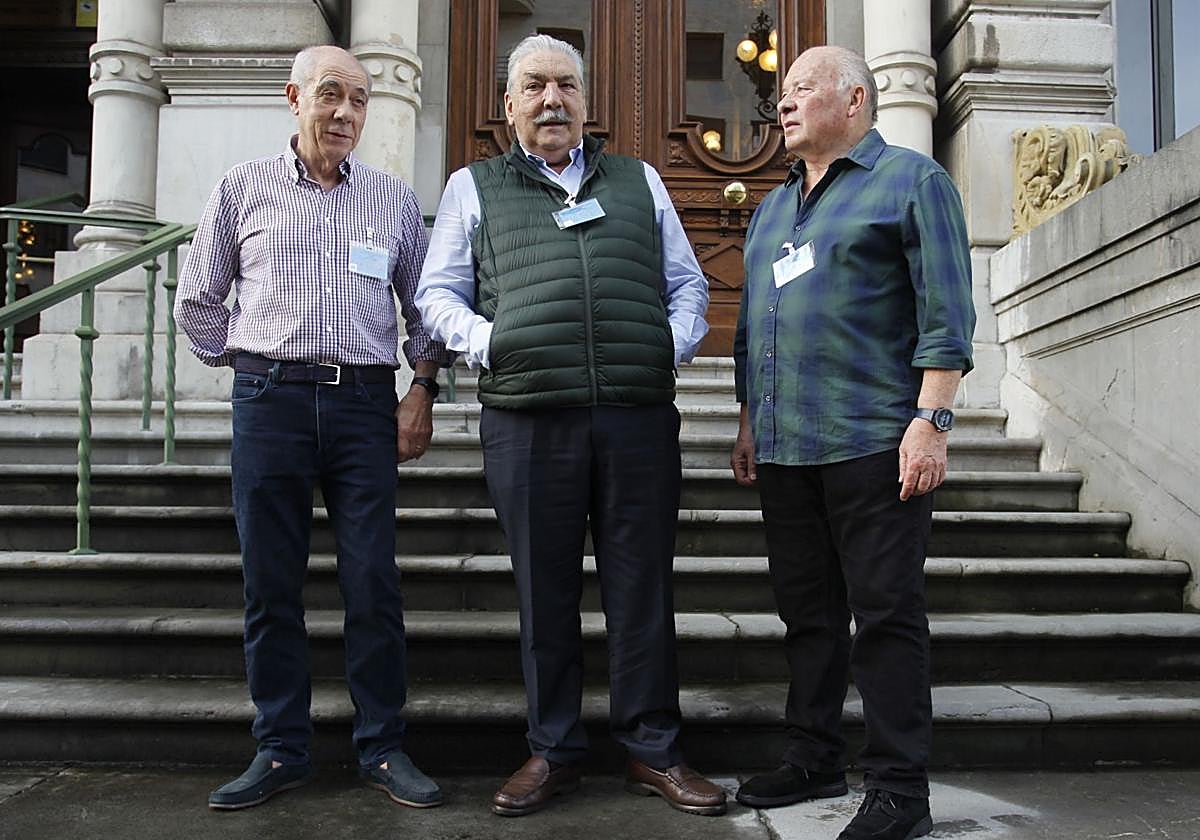 Una delegación de la Asociación de Antiguos Alumnos de la Laboral, a las puertas de la Junta General, este miércoles, donde se aprobó la iniciativa.