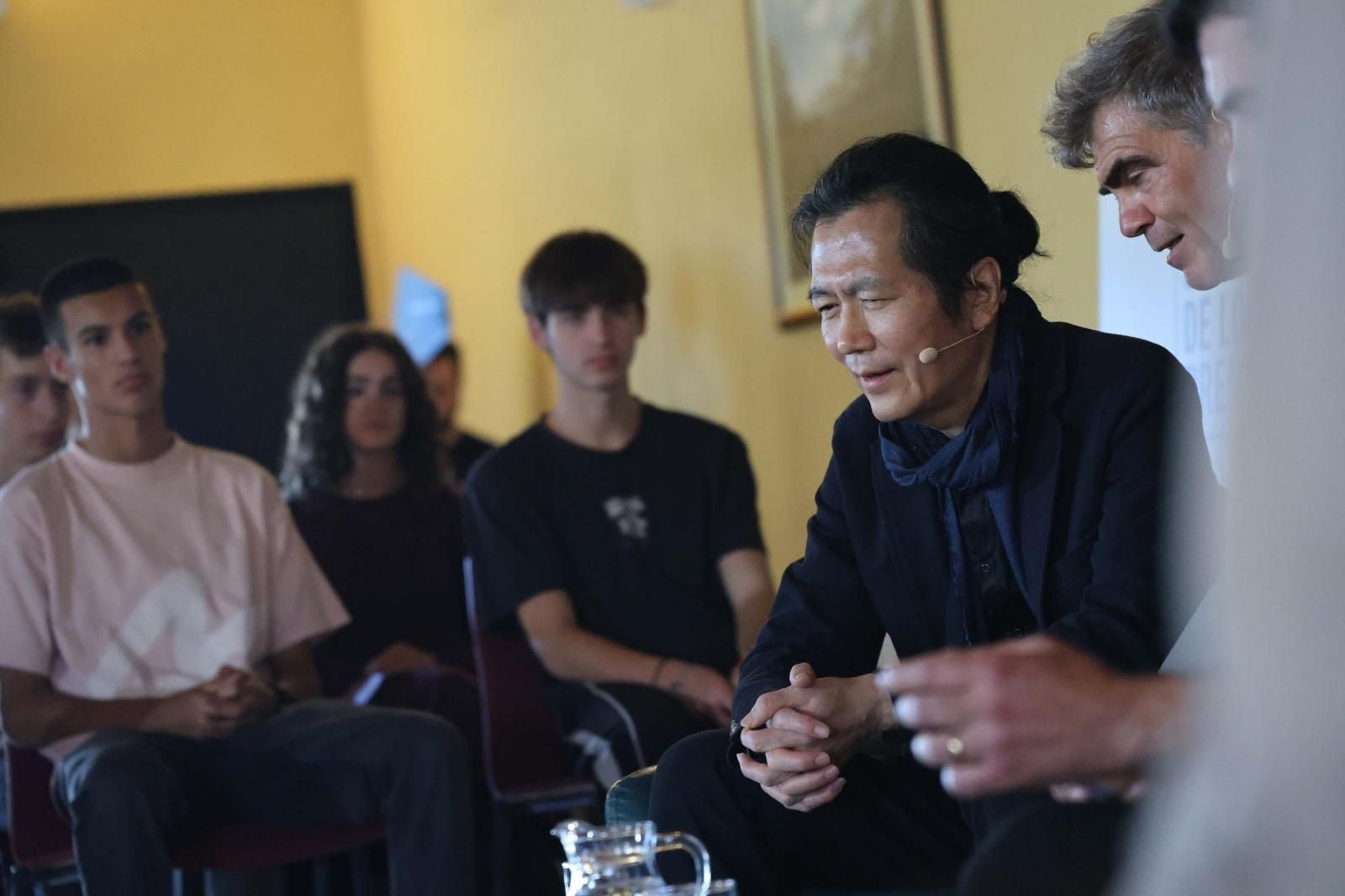 El filósofo Byung-Chul Han, Premio Princesa de Comunicación y Humanidades, muestra su teléfono «con el que no se entiende bien», en el encuentro con estudiantes en Gijón.