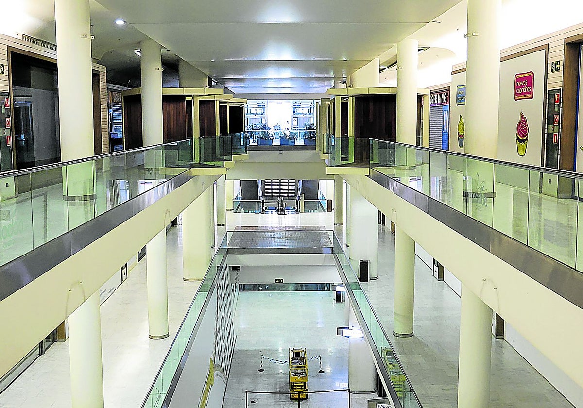 Estado actual del antiguo centro comercial del Calatrava de Oviedo.