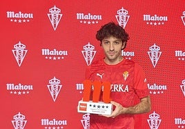 César Gelabert, con el Trofeo Mahou de mejor jugador de septiembre.