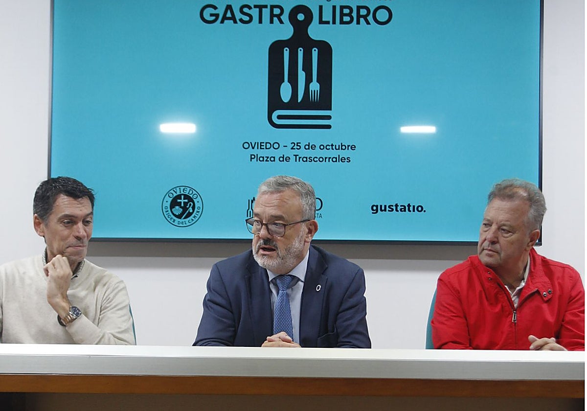 David Fernández Prada, Alfredo García Quintana y Miguel Ángel de Dios, en la presentación de 'Gastrolibro'.