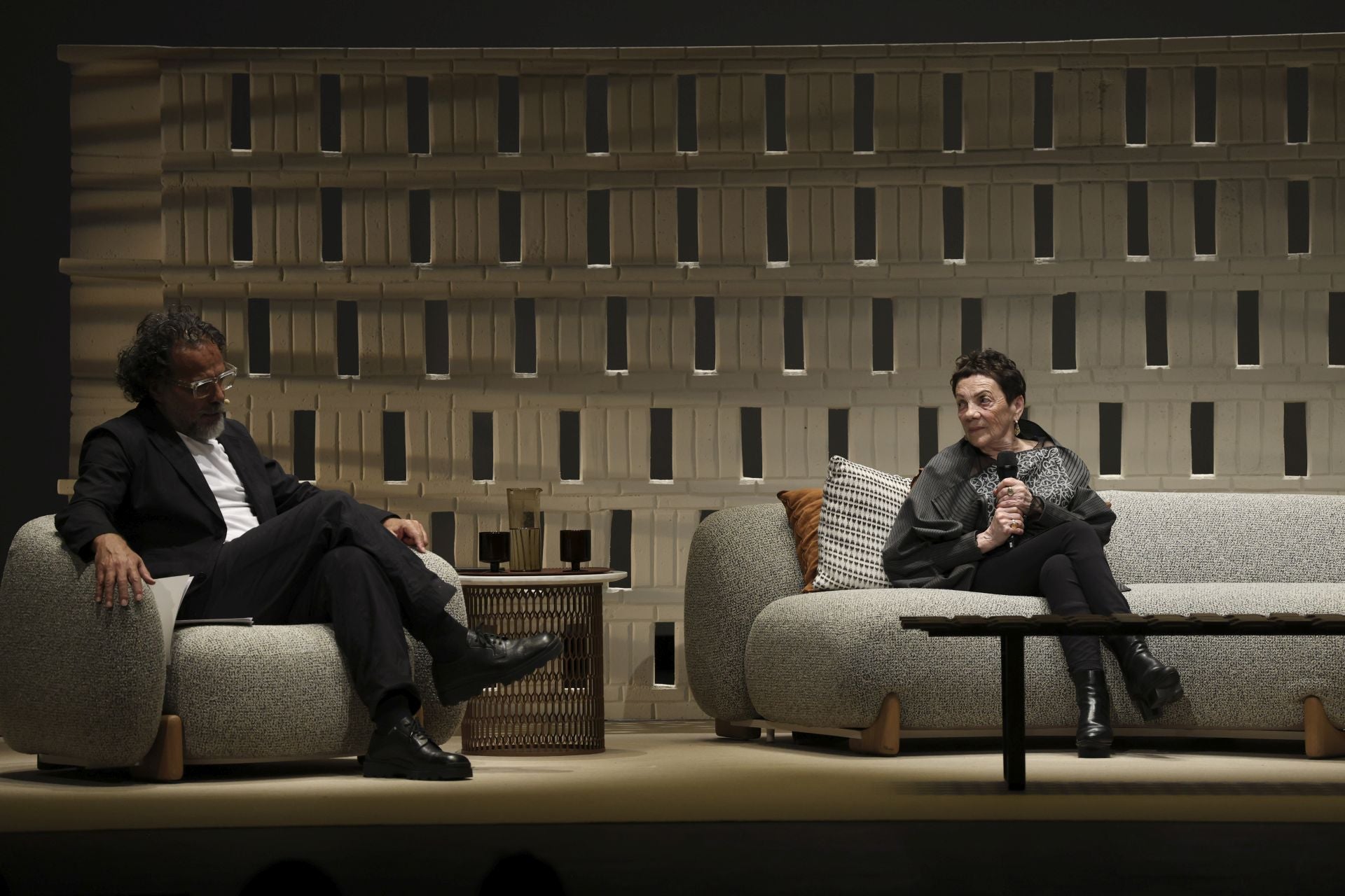 Alejandro González Iñárritu y Graciela Iturbide se encuentran con el público en el teatro Jovellanos