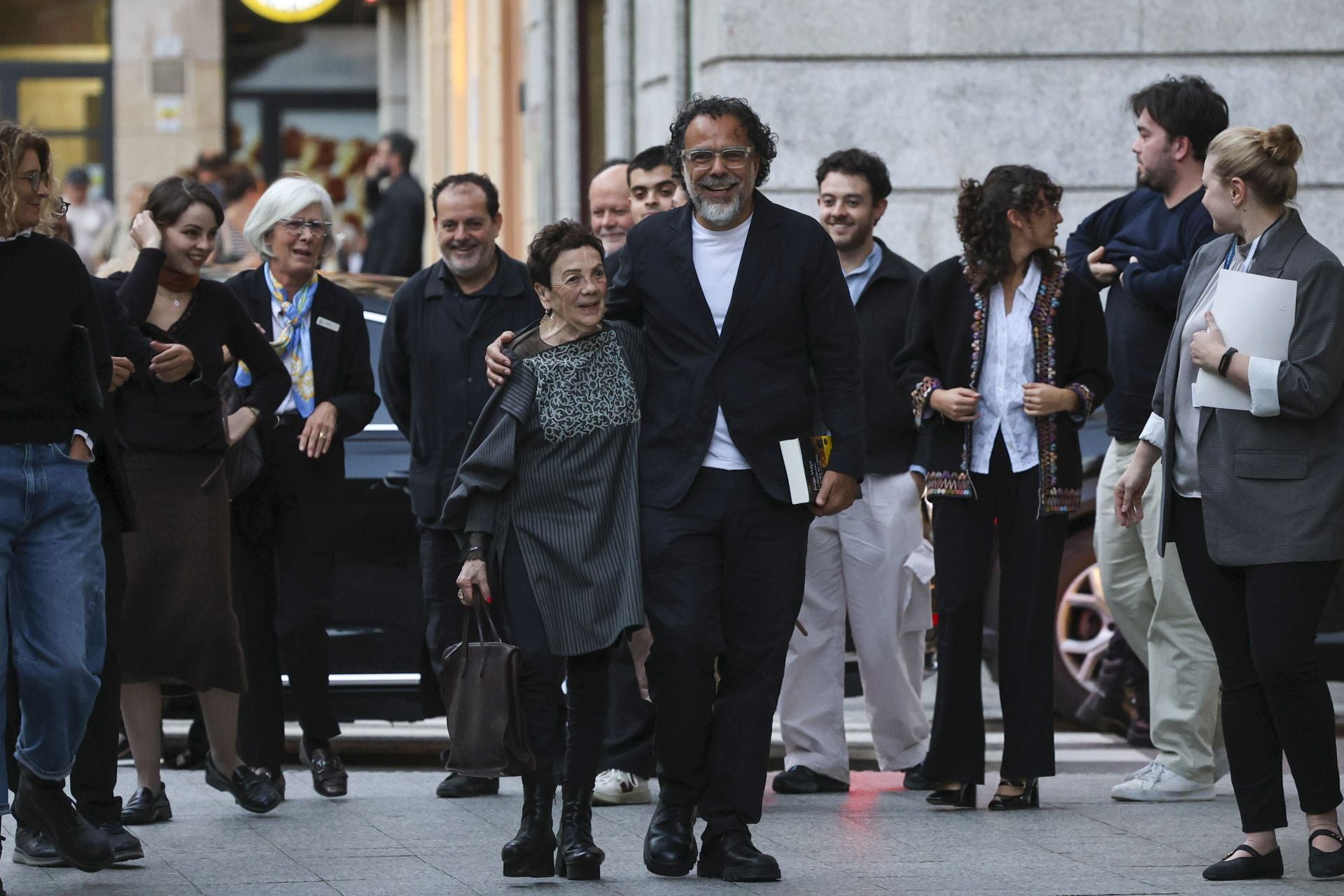 Alejandro González Iñárritu y Graciela Iturbide se encuentran con el público en el teatro Jovellanos