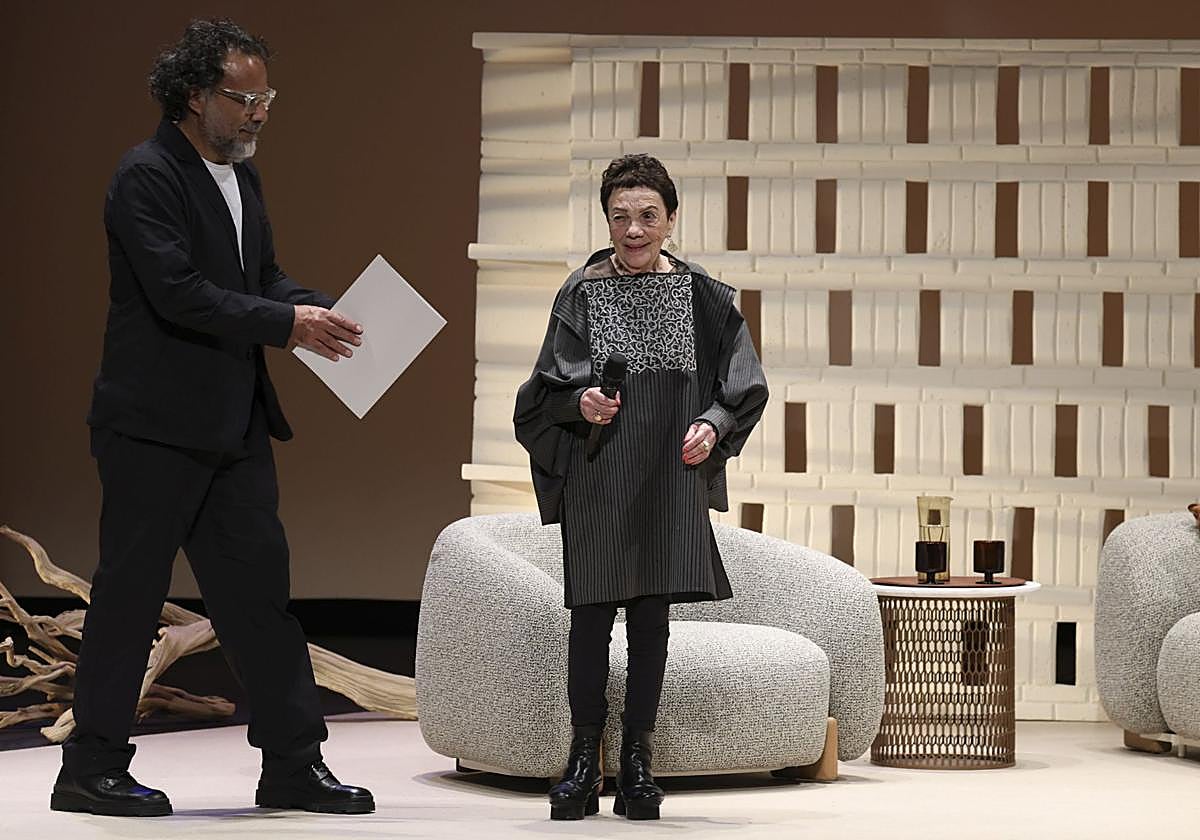 Alejandro González Iñárritu y Graciela Iturbide se encuentran con el público en el teatro Jovellanos