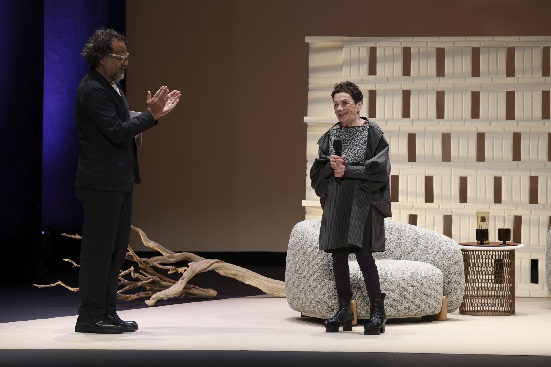 Alejandro González Iñárritu y Graciela Iturbide se encuentran con el público en el teatro Jovellanos