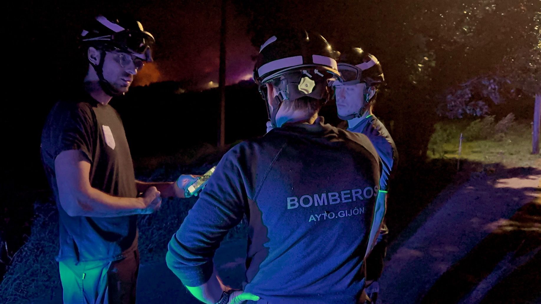 Vecinos desalojados y olor a quemado en todo Gijón: las imágenes del fuego en el Monte Areo