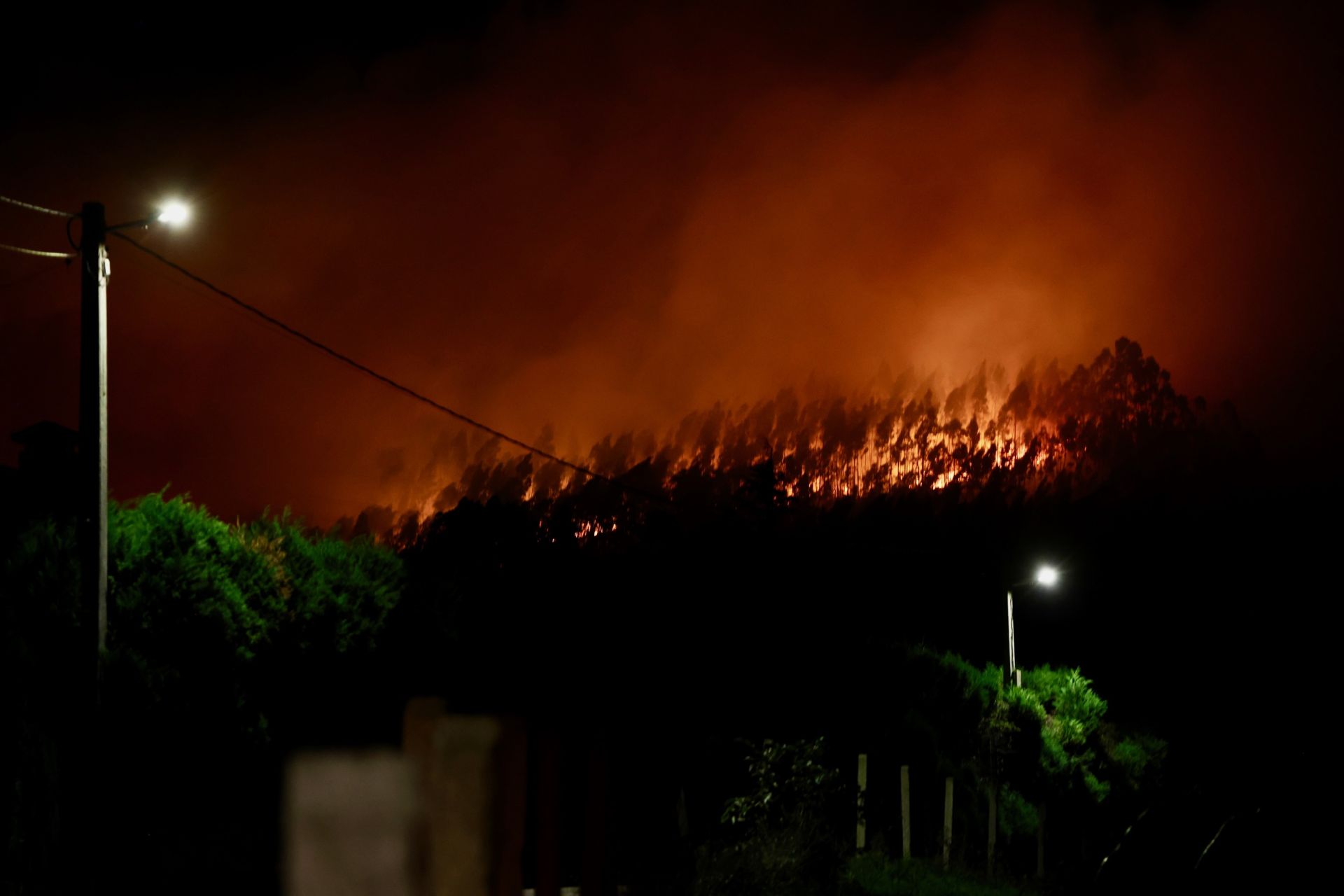 Vecinos desalojados y olor a quemado en todo Gijón: las imágenes del fuego en el Monte Areo