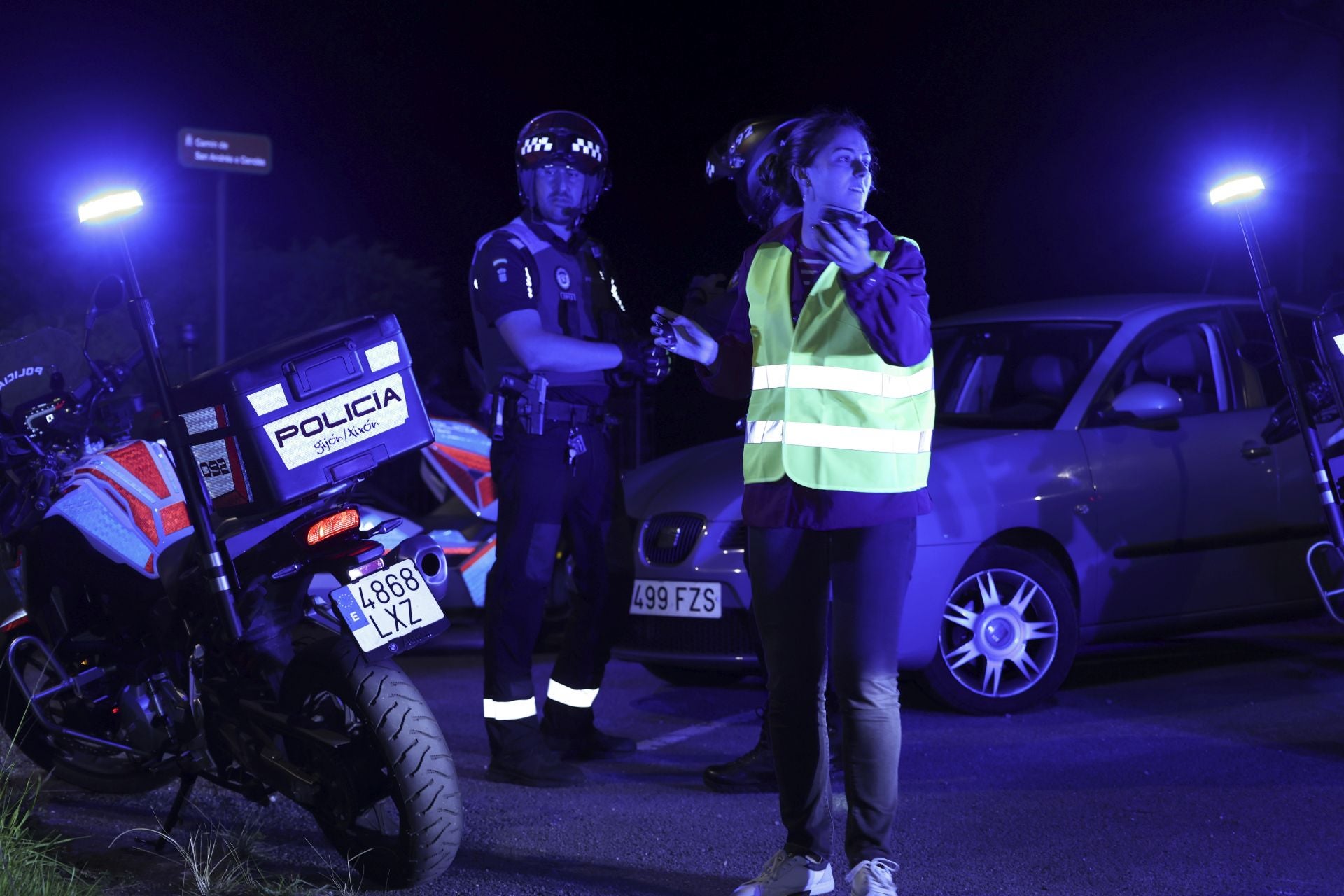 Vecinos desalojados y olor a quemado en todo Gijón: las imágenes del fuego en el Monte Areo