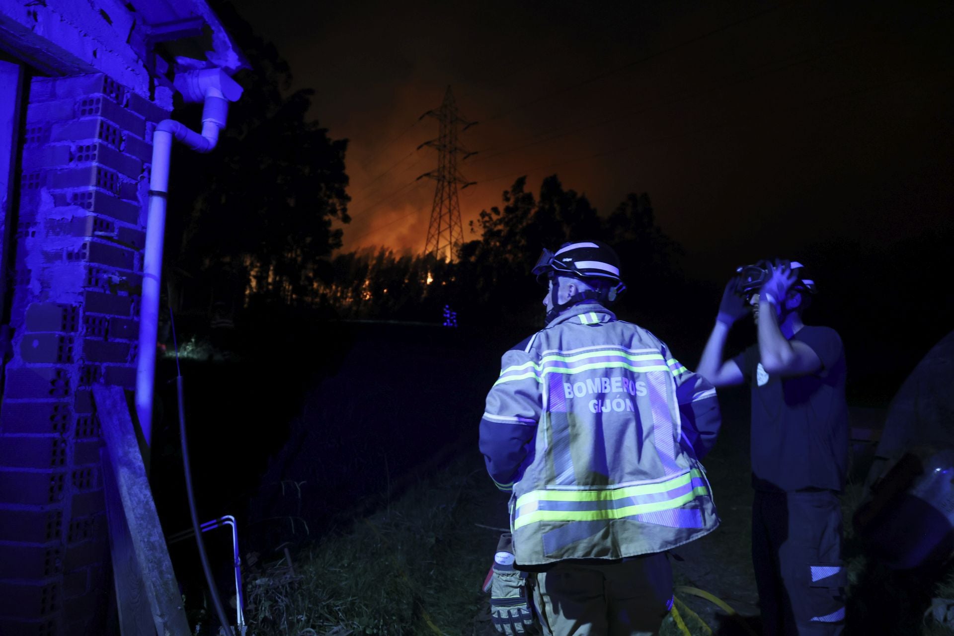 Vecinos desalojados y olor a quemado en todo Gijón: las imágenes del fuego en el Monte Areo