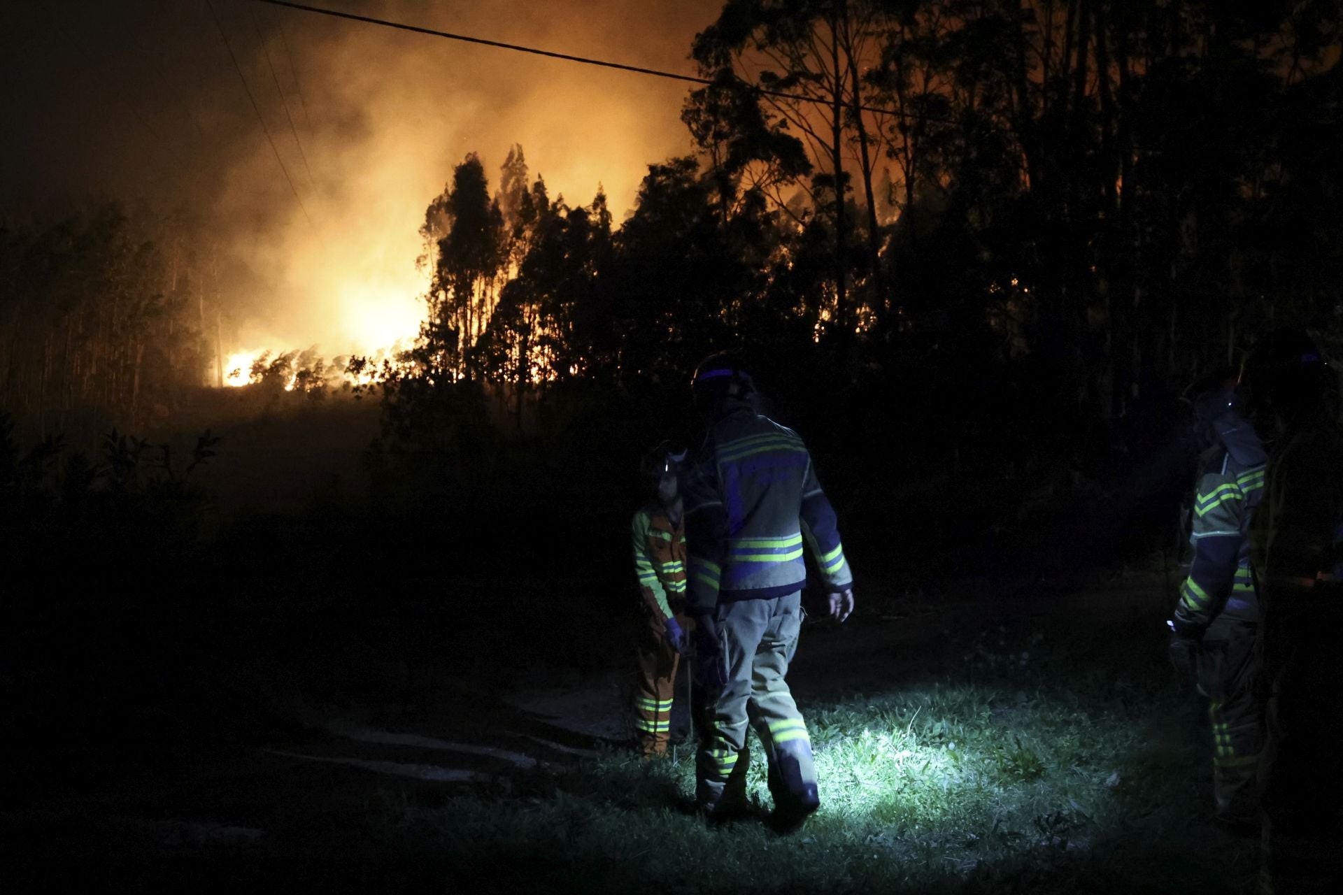 Vecinos desalojados y olor a quemado en todo Gijón: las imágenes del fuego en el Monte Areo