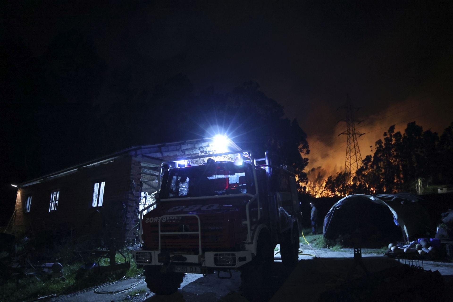 Vecinos desalojados y olor a quemado en todo Gijón: las imágenes del fuego en el Monte Areo