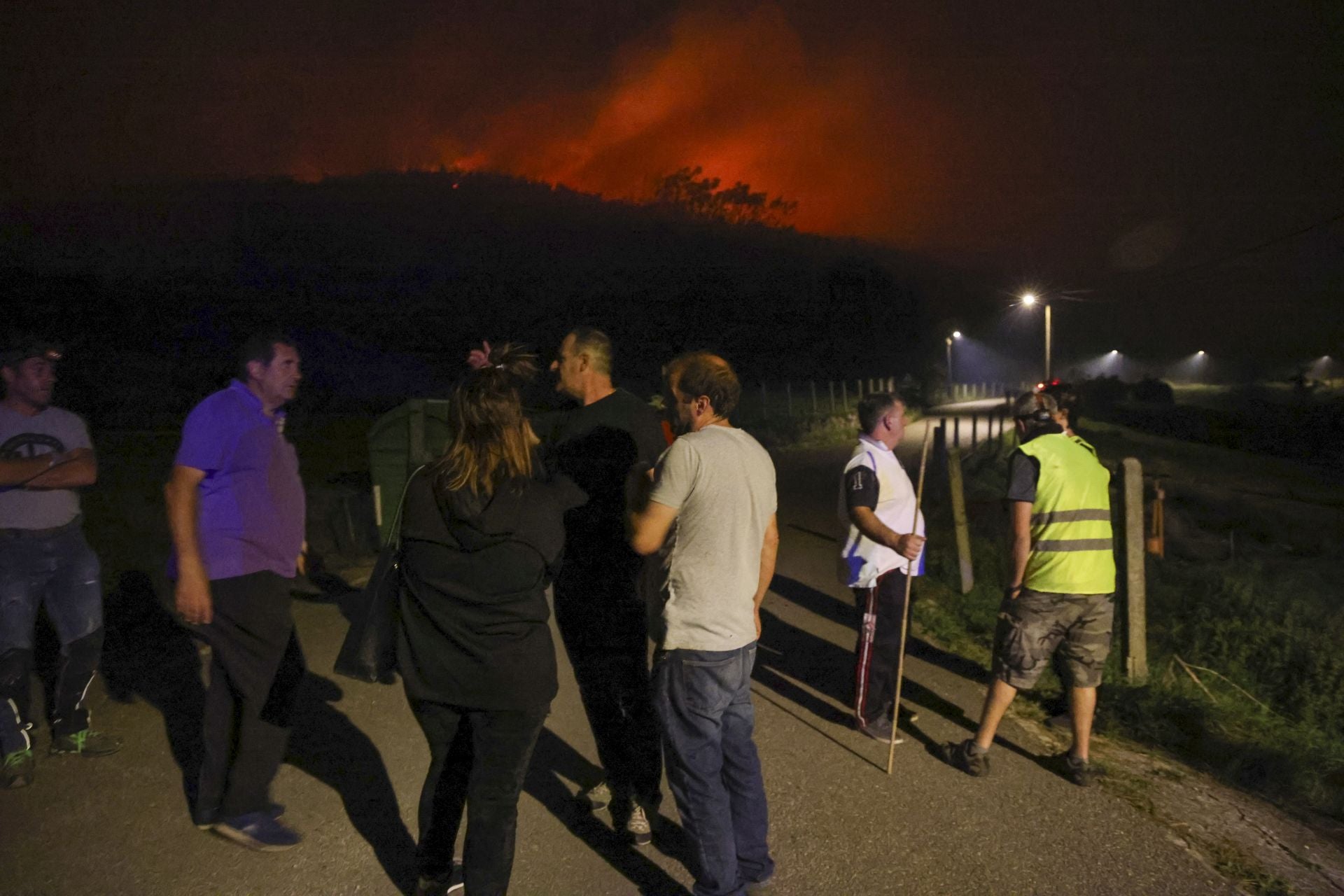 Vecinos desalojados y olor a quemado en todo Gijón: las imágenes del fuego en el Monte Areo
