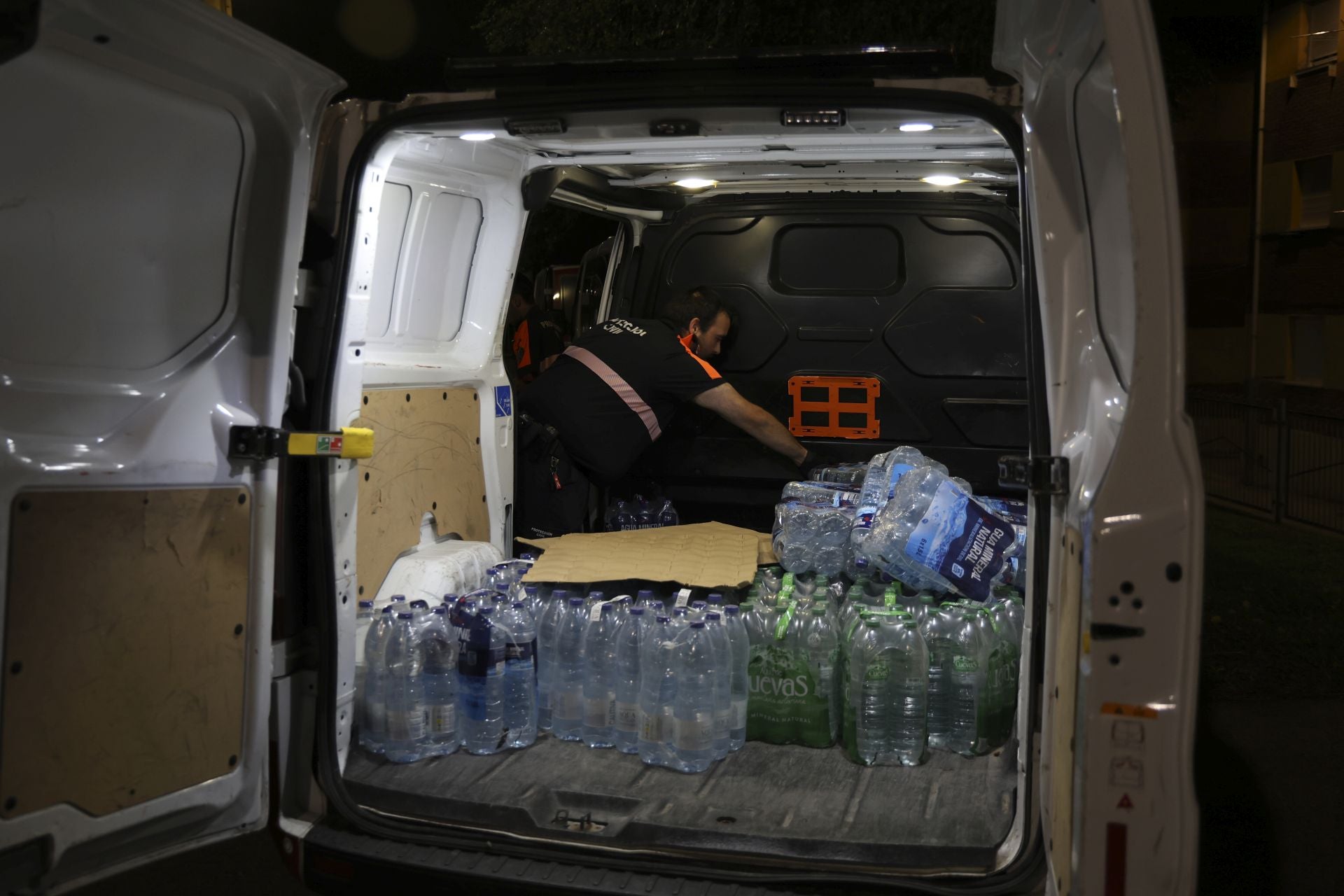 Vecinos desalojados y olor a quemado en todo Gijón: las imágenes del fuego en el Monte Areo