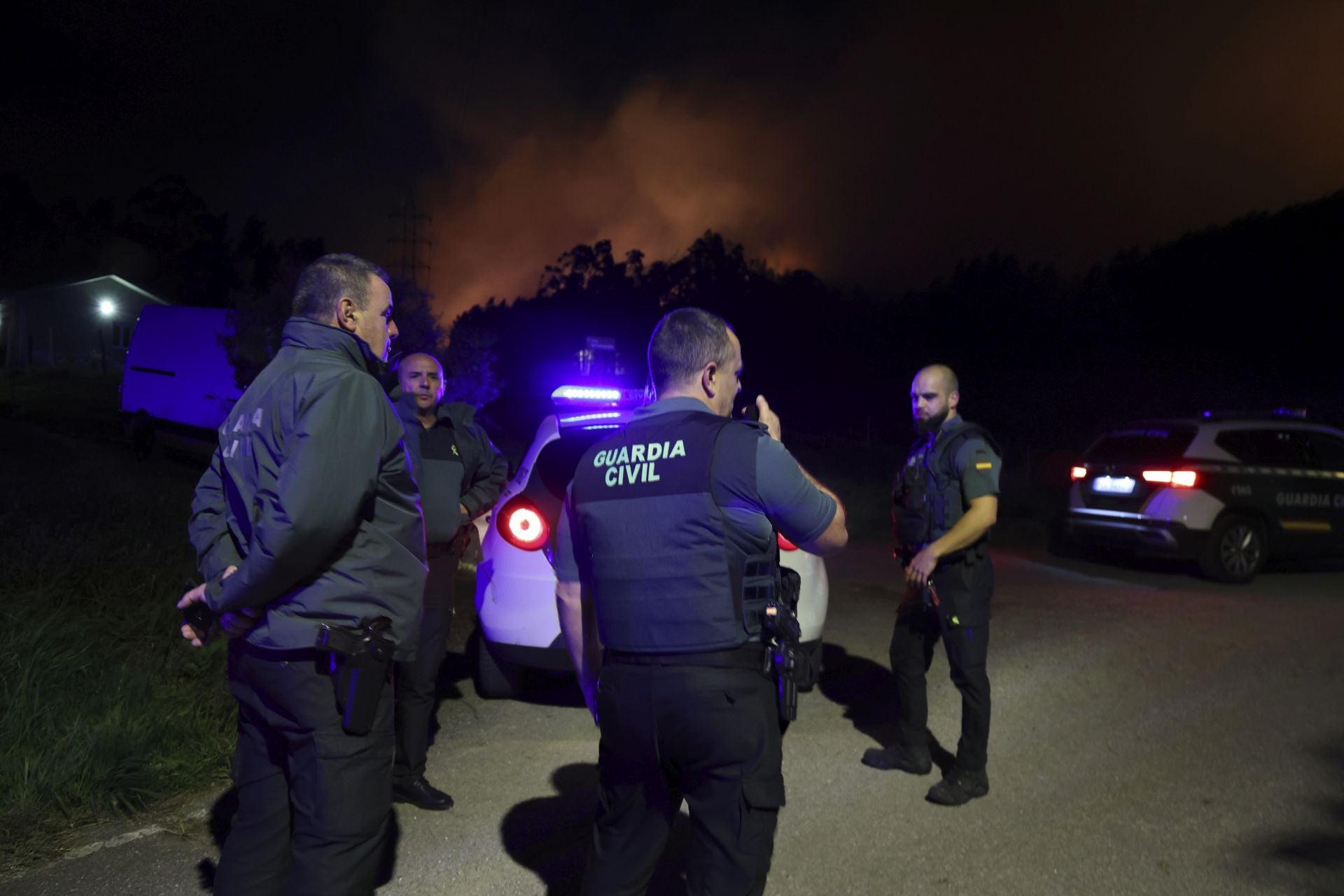 Vecinos desalojados y olor a quemado en todo Gijón: las imágenes del fuego en el Monte Areo