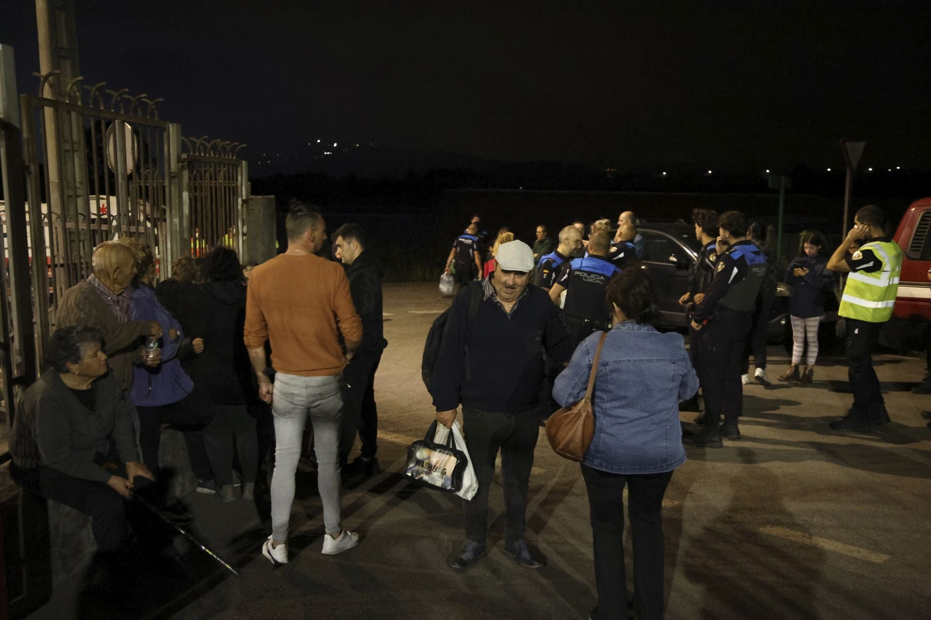 Vecinos desalojados y olor a quemado en todo Gijón: las imágenes del fuego en el Monte Areo